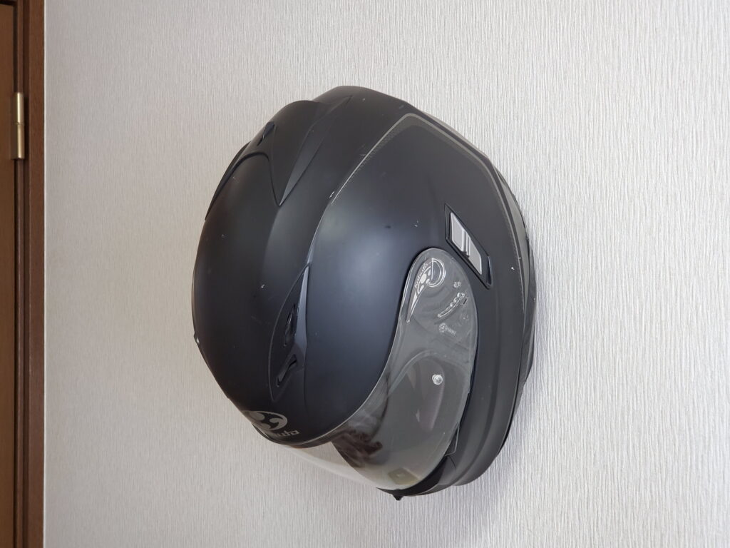 使用方法の例「ヘルメットを実際に壁掛けできる」