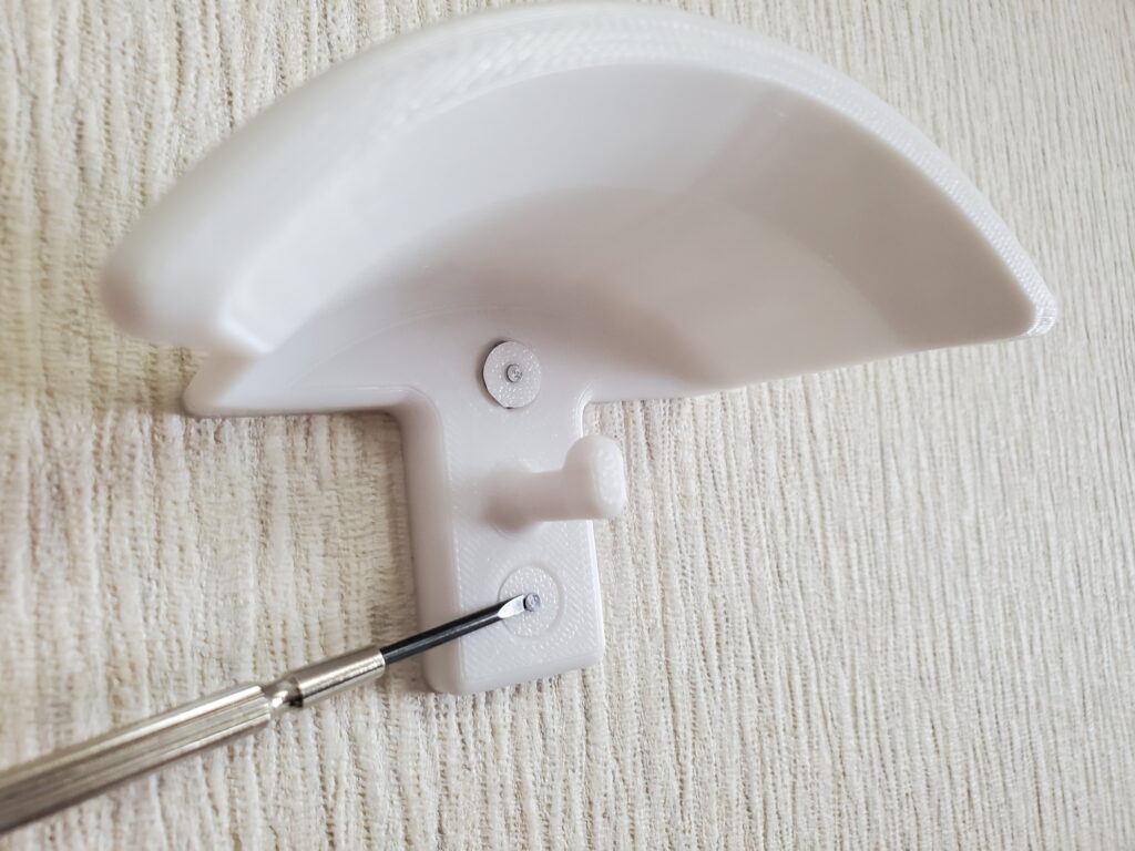 石膏ボード壁からの取り外しはマイナスドライバー等で釘を引き抜くことで簡単に行うことが出来る。