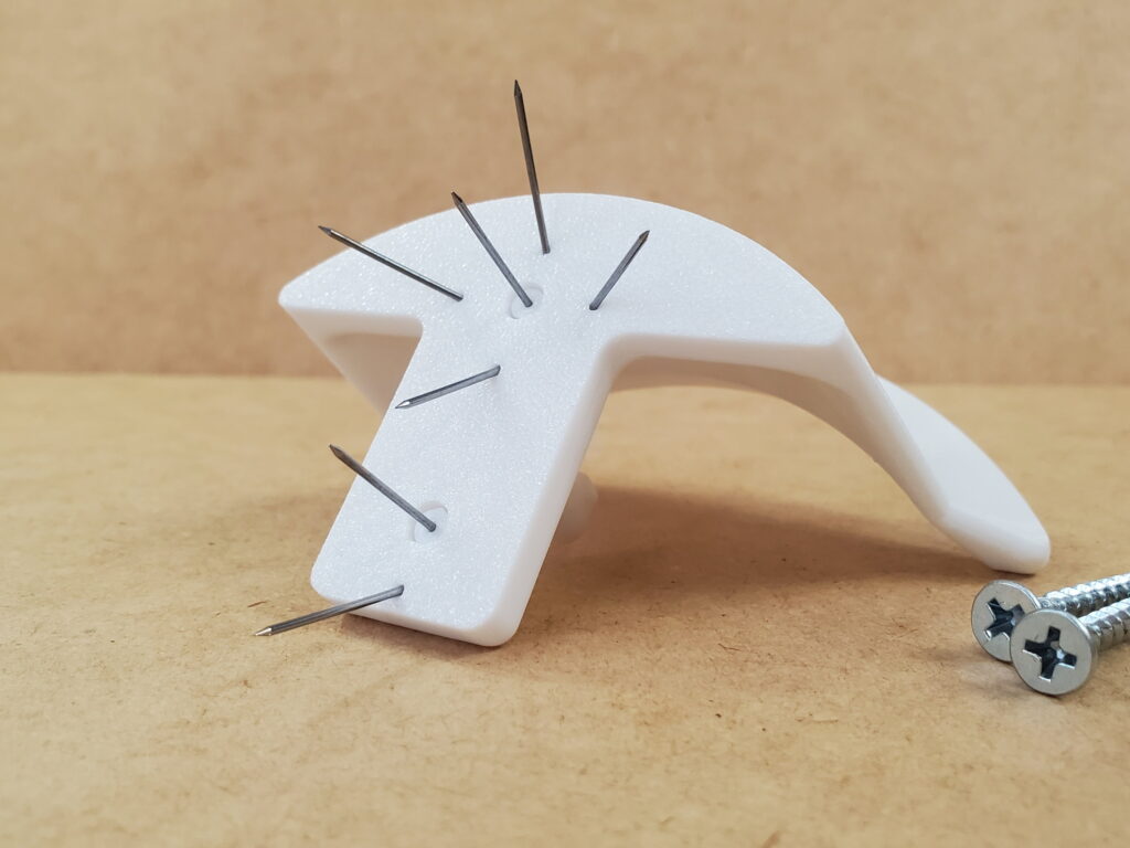 0.9mmの釘7本で確実に壁面に固定できる。