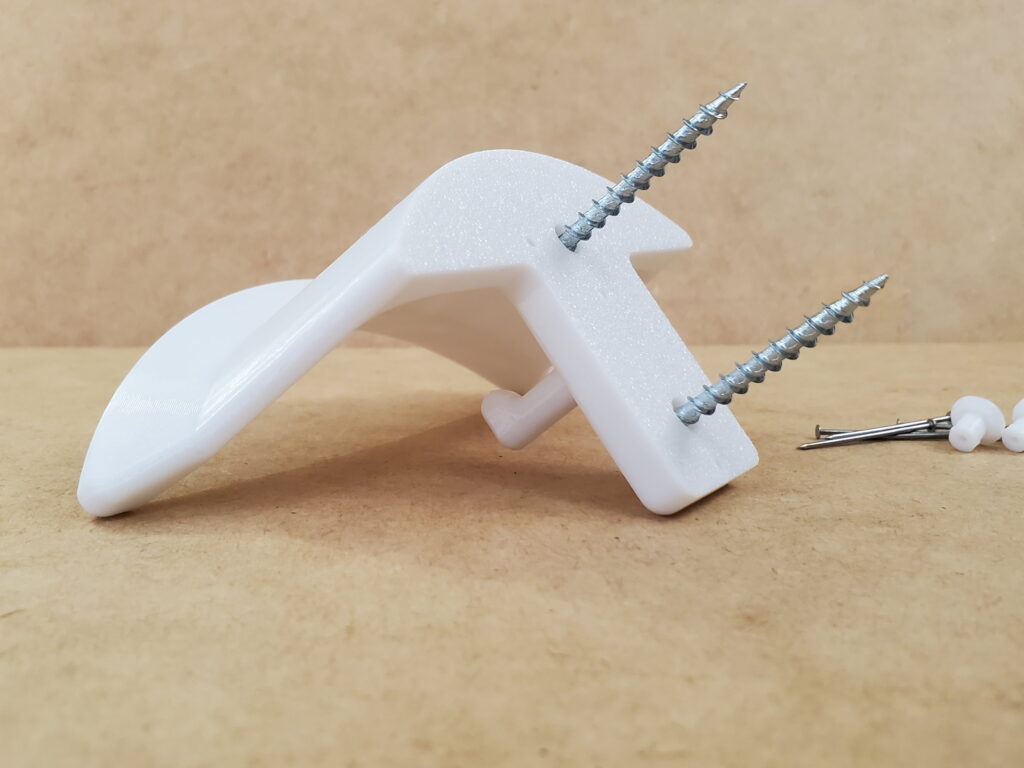 2バイ4や柱のある壁面などは木ネジが有効。2バイ4を貫通しないちょうどよい長さのネジが付属。